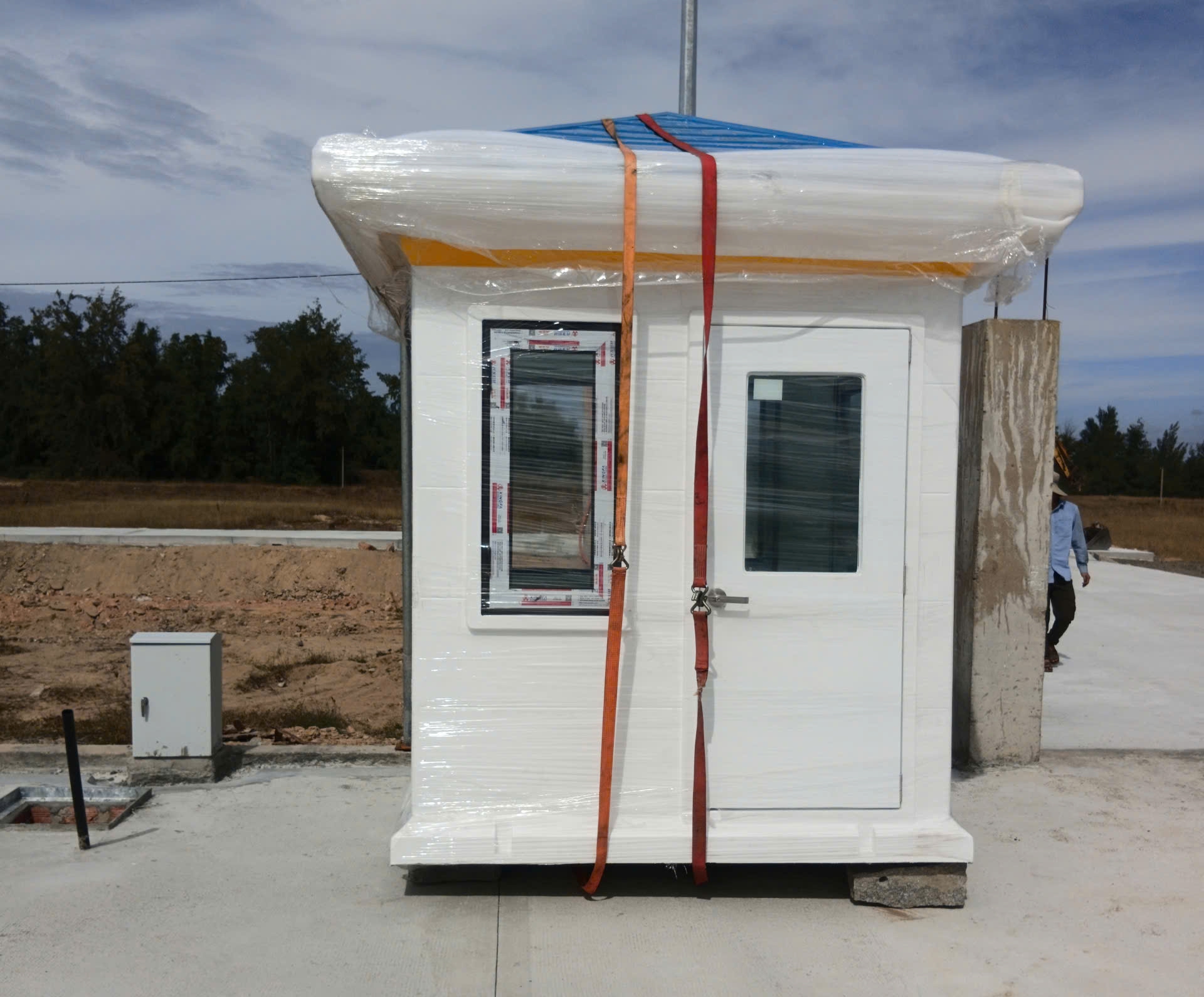 Giao nhà bảo vệ tại sân bay Tuy Hoà