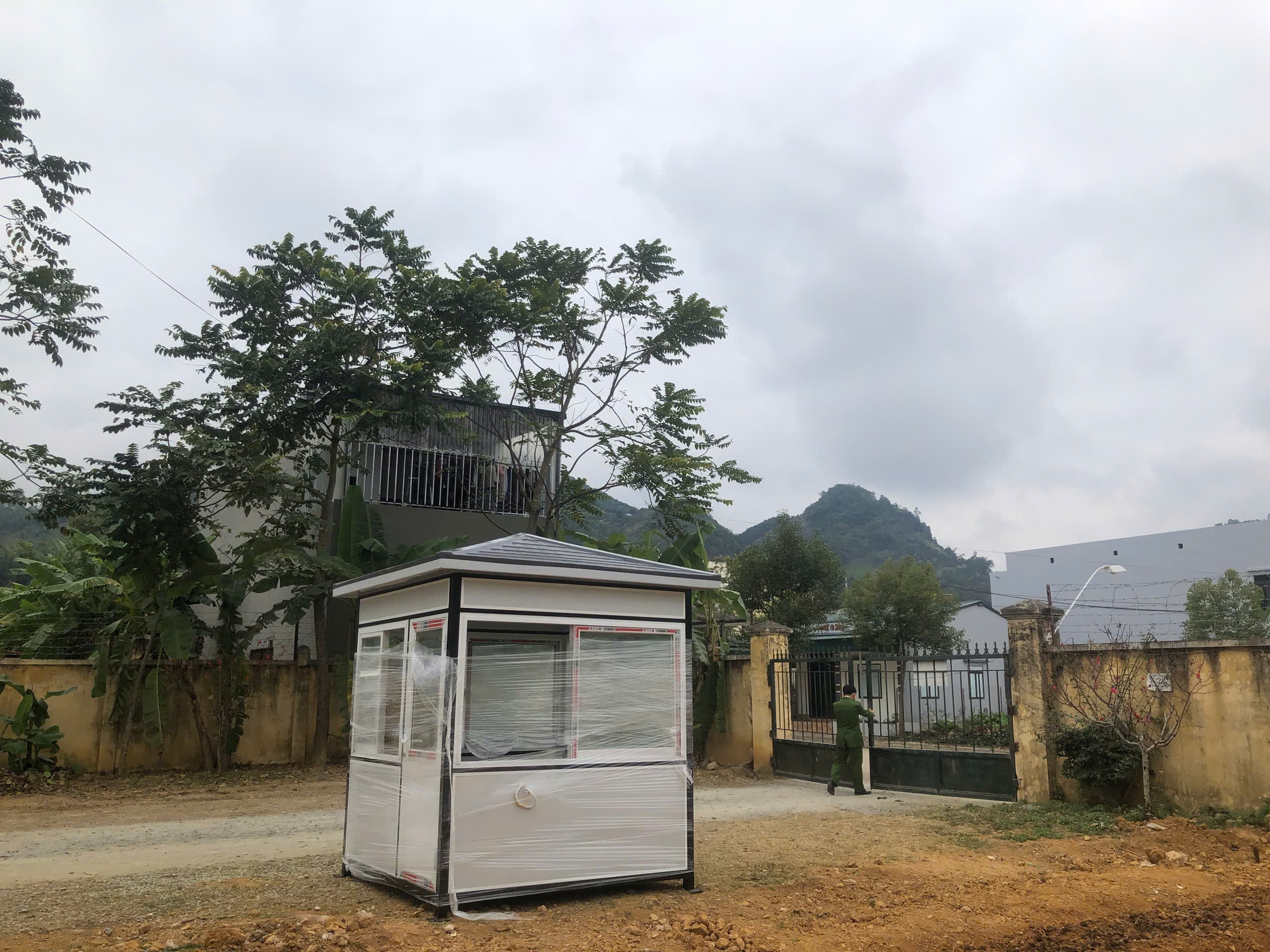 Giao bốt gác cho CA tỉnh Lào Cai