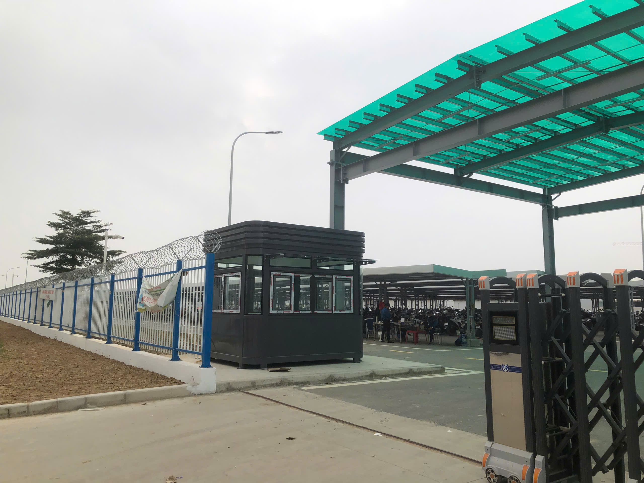 Nhà bảo vệ kiêm kiot trông giữ xe